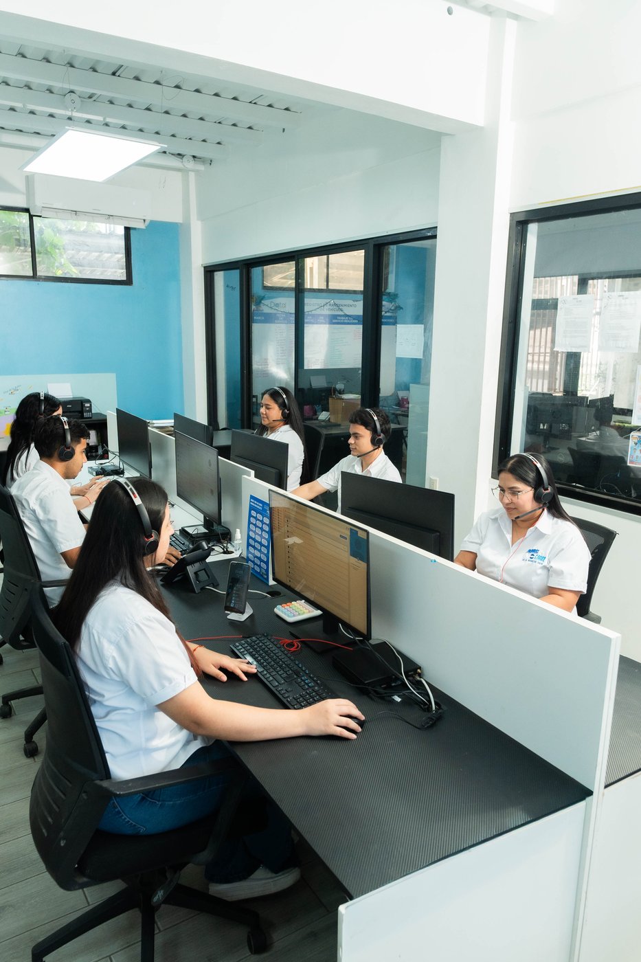 Equipo de Honduras Cargo Courier atendiendo cuentas de Suite HCC