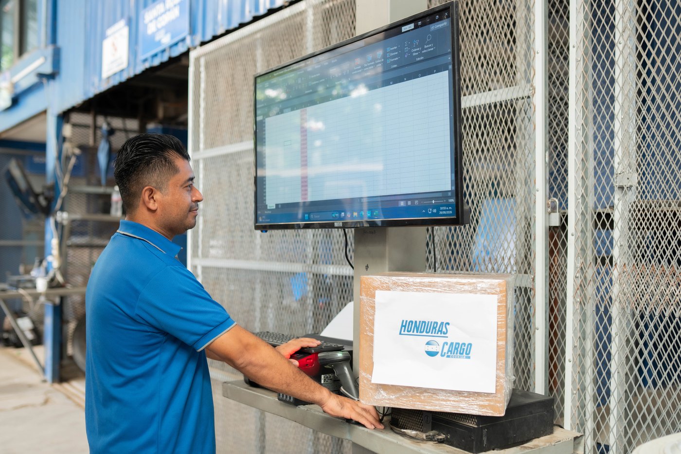 Personal de Honduras Cargo Courier recolectando un env&iacute;o