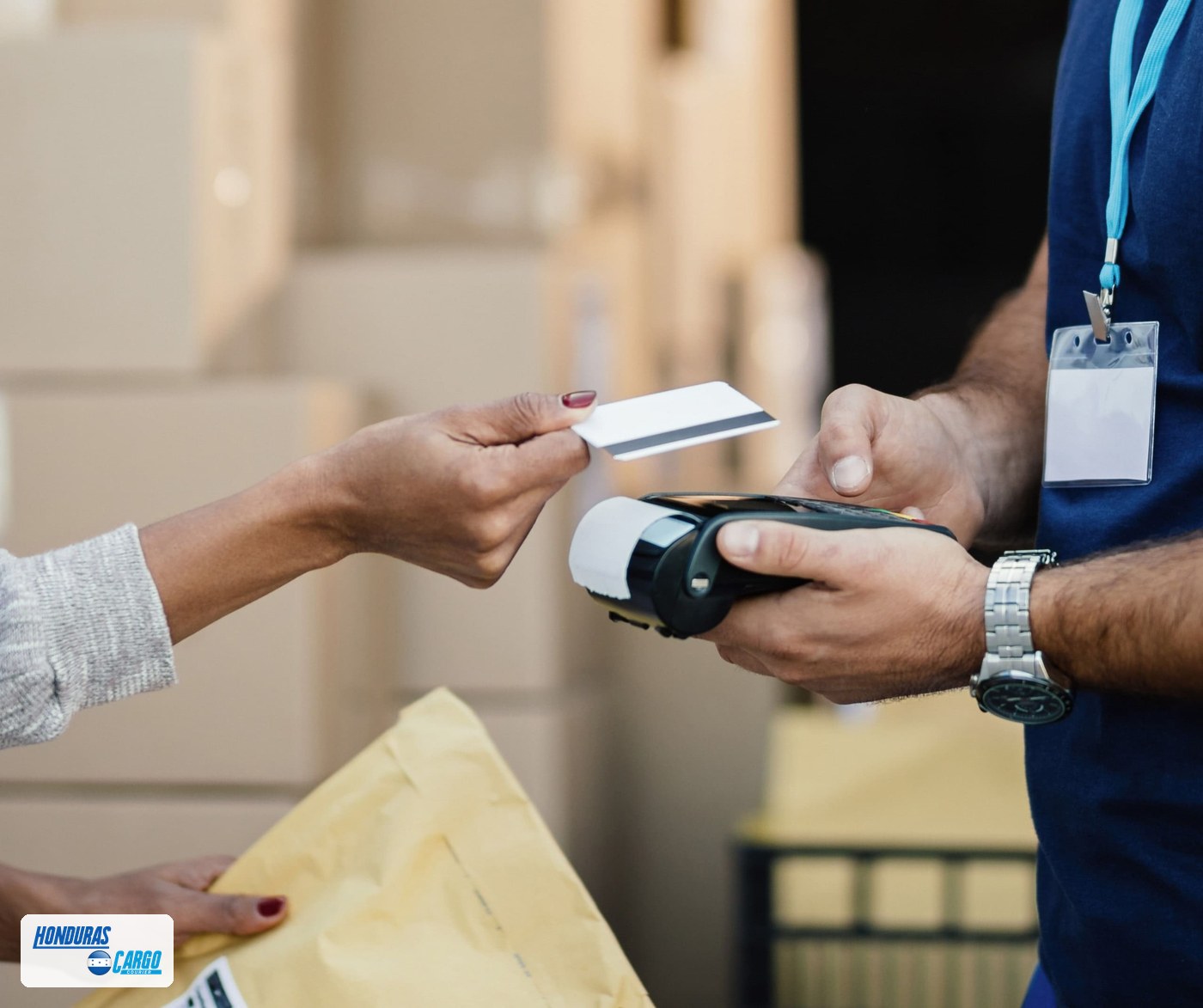 Cliente pagando un env&iacute;o de Honduras Cargo Courier con tarjeta