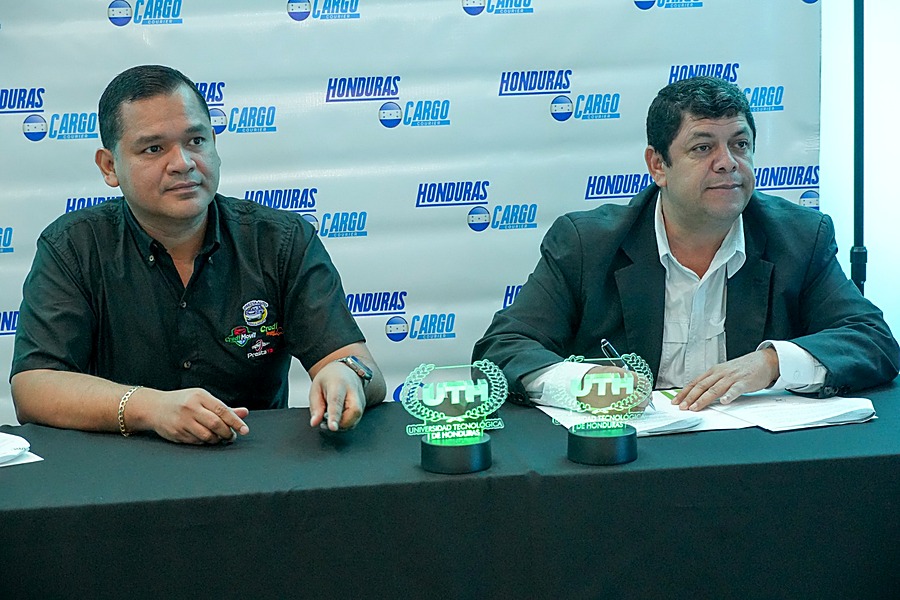 Directivos de Honduras Cargo Courier recibiendo reconocimiento de la Universidad Tecnológica de Honduras (UTH)